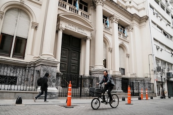 El BCRA endurece la pelea por Ingresos Brutos: permitirá que los bancos abran cuentas en las provincias que cobren menos