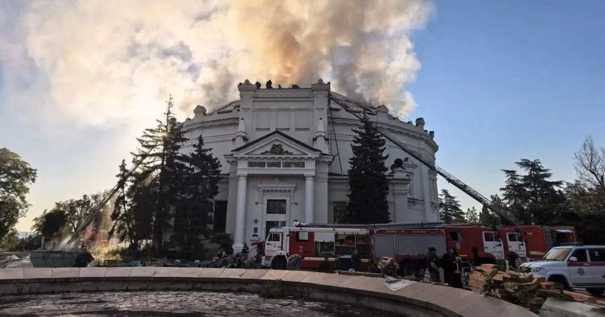 Rusia lanzó más de 200 drones contra Ucrania y Kiev respondió con ataques a objetivos clave del KremlinLa nueva escalada de Moscú incluyó bombardeos sobre zonas residenciales de Odesa y Karkiv, mientras Zelensky reivindicó operaciones contra una planta vinculada a la producción de armamento, una refinería y otras infraestructuras estratégicas situadas a cientos de kilómetros de la frontera
