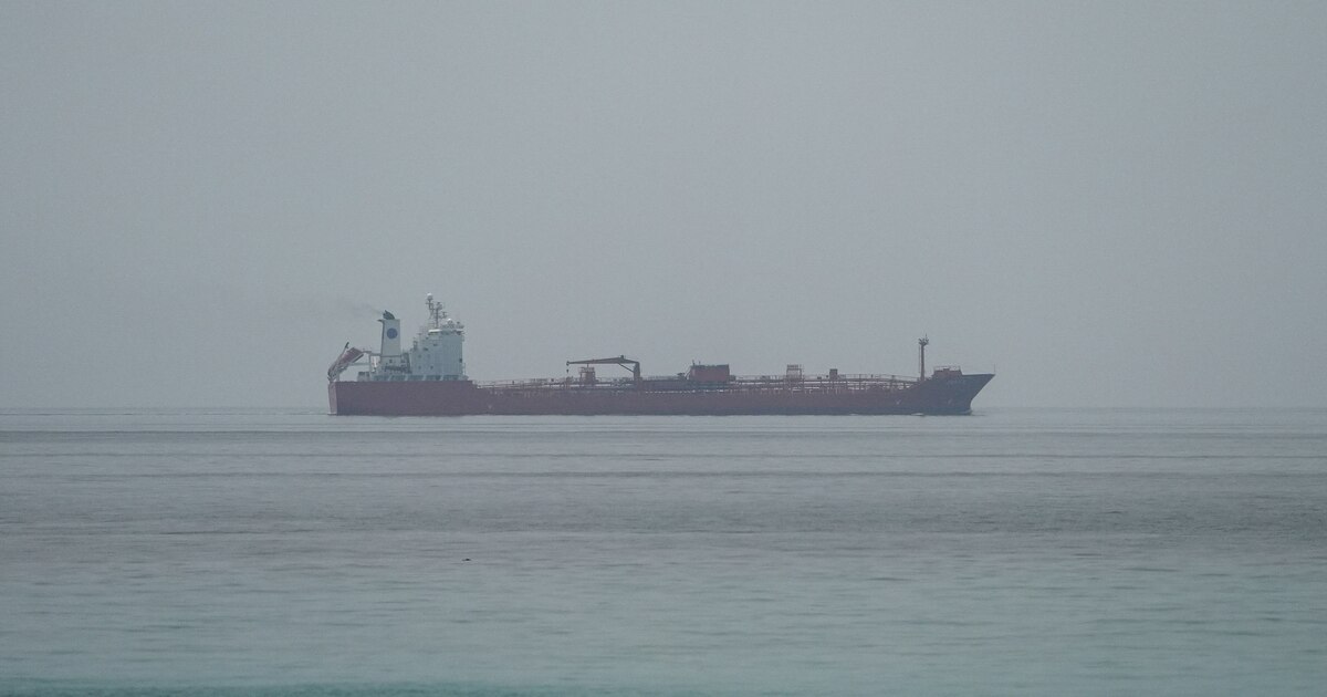 La Guardia Revolucionaria de Irán atacó un buque con bandera de Singapur en el estrecho de OrmuzEl organismo británico UK Maritime Trade Operations informó que la acción dañó el puente de mando del Ever Lovely cerca de Omán, sin heridos, horas después de una advertencia iraní sobre rutas no autorizadas
