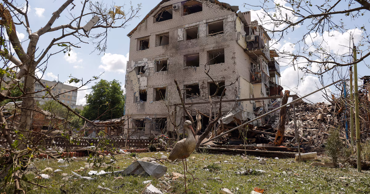 Rusia lanzó un nuevo ataque masivo con drones y misiles sobre el este de Ucrania: al menos un muertoMoscú intensificó sus hostilidades contra la región de Kharkiv. Además de la víctima fatal, otra mujer de 21 años sufrió una “reacción de estrés agudo”, se reportaron incendios en edificios residenciales y daños en viviendas