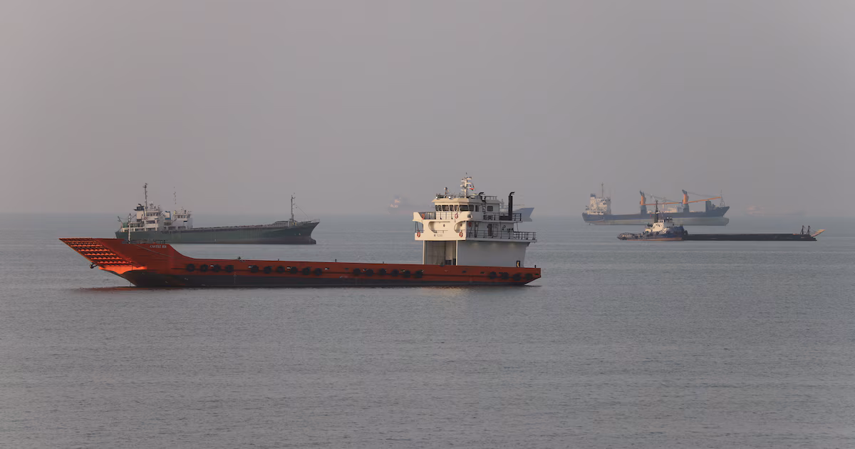 Omán habilitó un corredor marítimo temporal en el estrecho de Ormuz para garantizar la navegación comercialLa medida fue coordinada con la Organización Marítima Internacional en medio de los esfuerzos para estabilizar una ruta por la que circula cerca del 20% del petróleo mundial