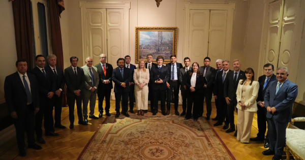 Aguinaldos y otros gastos Otorgan adelantos financieros a tres provincias para hacer frente a "compromisos urgentes"