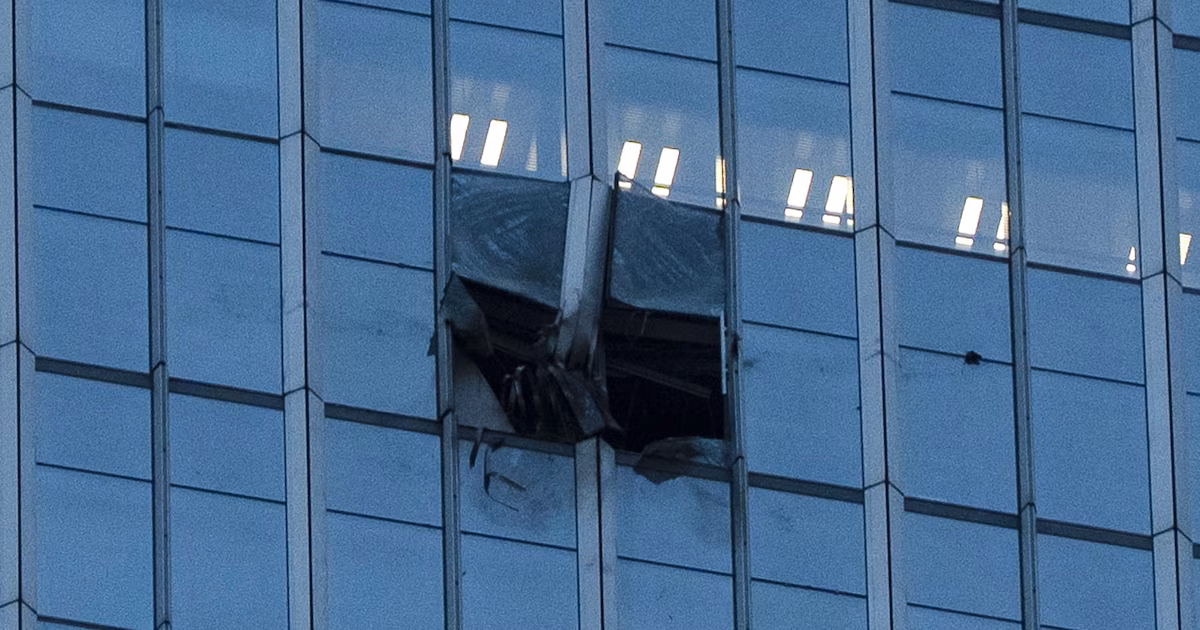 Una persona murió y 13 resultaron heridas al estrellarse el viernes una avioneta contra el rascacielos más alto de ChinaLa aeronave impactó en la Torre Citic de Beijing y provocó evacuaciones y caída de escombros en el distrito financiero central
