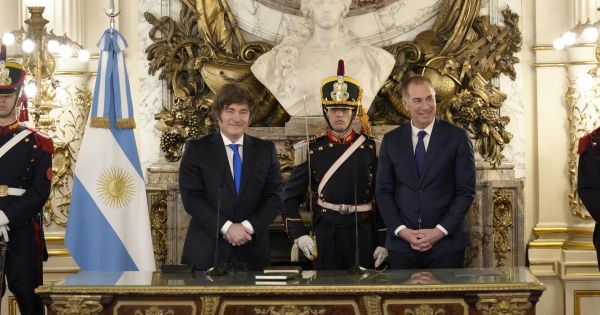 EXPECTATIVA Milei toma juramento a Diego Santilli como jefe de Gabinete en la Casa Rosada: gobernadores acompañan el desembarco