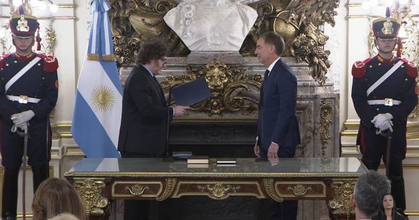 NUEVA ETAPA Con Adorni presente, Diego Santilli juró como jefe de Gabinete en Casa Rosada