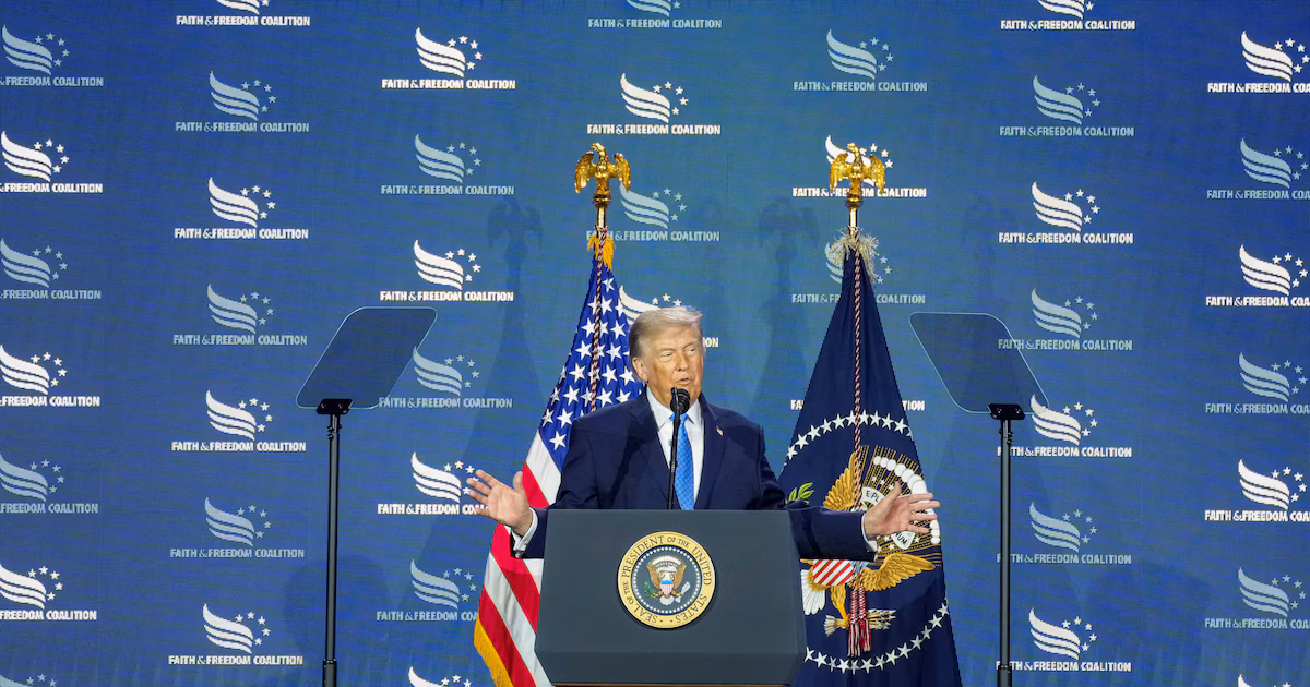 Donald Trump acusó a Irán de violar la tregua tras un ataque contra un buque en el estrecho de OrmuzEl presidente difundió la denuncia en Truth Social y afirmó que Teherán lanzó al menos cuatro aparatos no tripulados contra embarcaciones, en un episodio ocurrido el jueves cerca de la costa de Omán