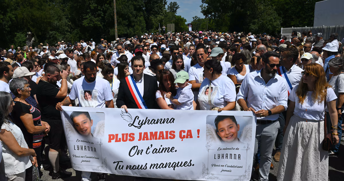 Conmoción en Francia por el asesinato de una niña de 11 años: miles de personas marcharon en silencio para exigir justiciaLas autoridades francesas anunciaron una revisión de miles de expedientes vinculados a delitos contra menores tras las revelaciones sobre el historial del principal acusado