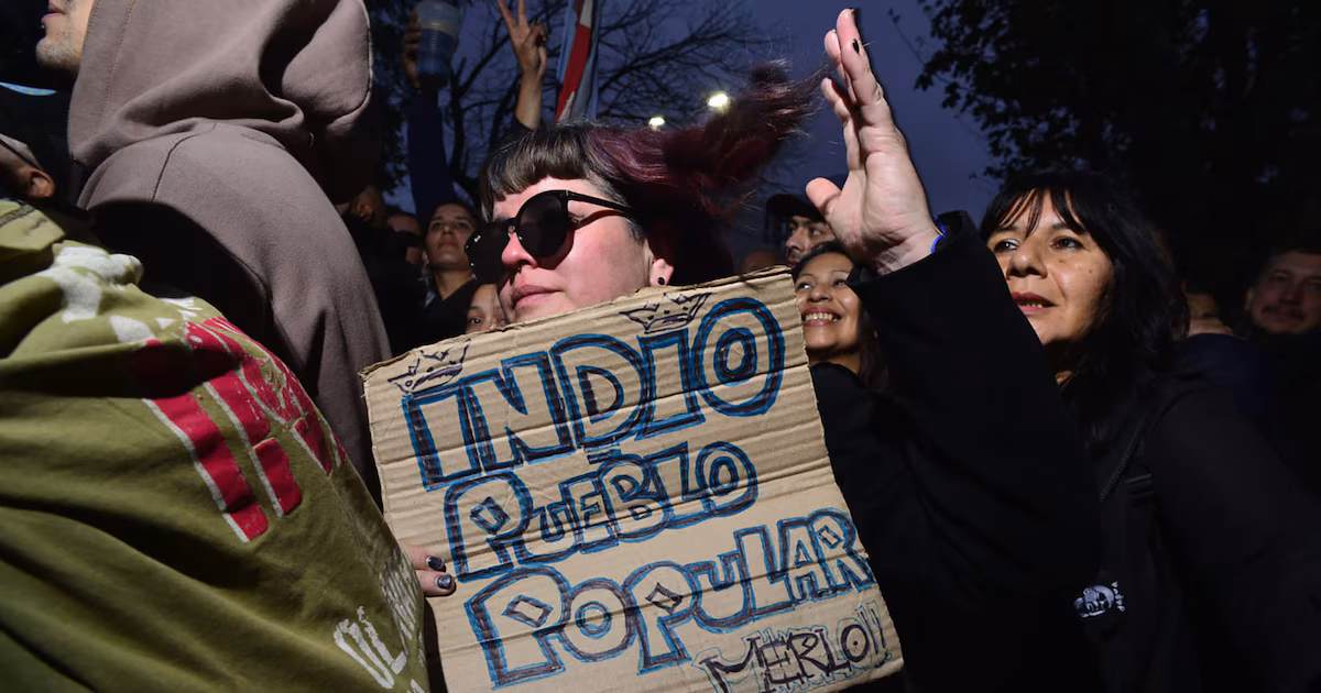 El mensaje político de una multitud unida en el histórico velatorio al Indio Solari y los síntomas de una Argentina rota
