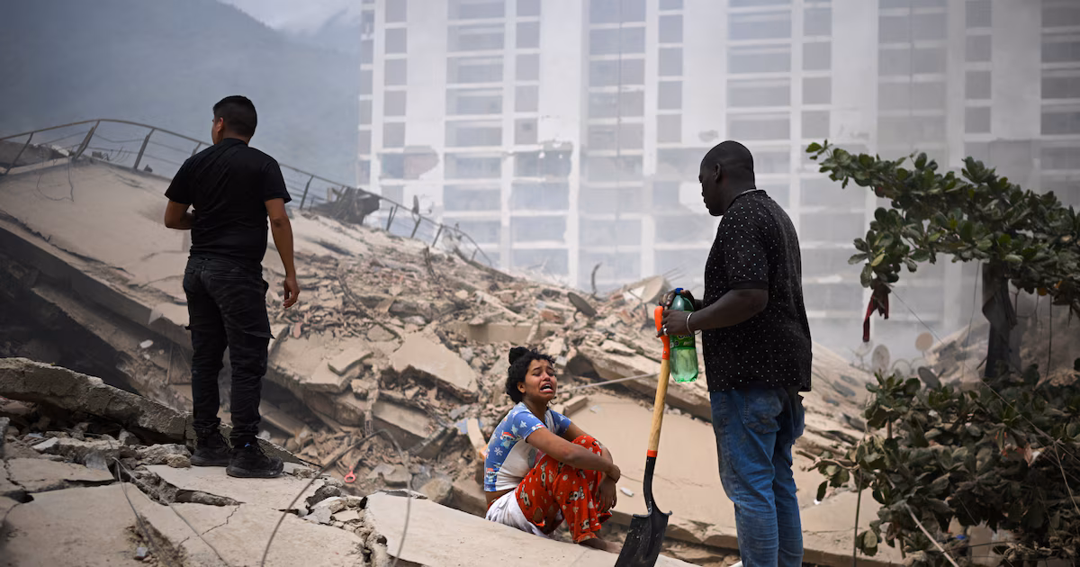 Una madre excava entre las ruinas en busca de su hijo tras terremotos en VenezuelaLos sismos de magnitud 7,2 y 7,5 golpearon el norte del país en menos de un minuto y devastaron La Guaira, donde continúan las réplicas, los rescates entre escombros y la escasez de agua
