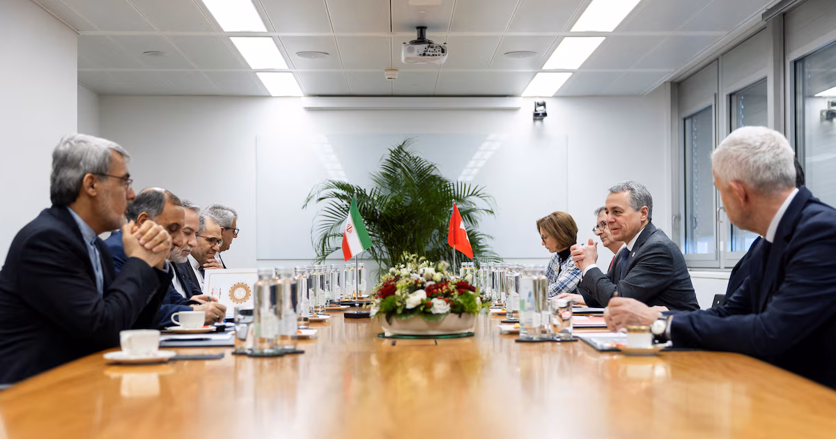 Suiza confirmó que el acuerdo entre Estados Unidos e Irán se firmará el viernes en BürgenstockEl memorando será rubricado tras casi cuatro meses de enfrentamientos y abrirá una etapa de negociaciones destinadas a alcanzar un acuerdo definitivo entre Washington y Teherán. La ceremonia se celebrará en un exclusivo complejo de montaña elegido por sus estrictas condiciones de seguridad