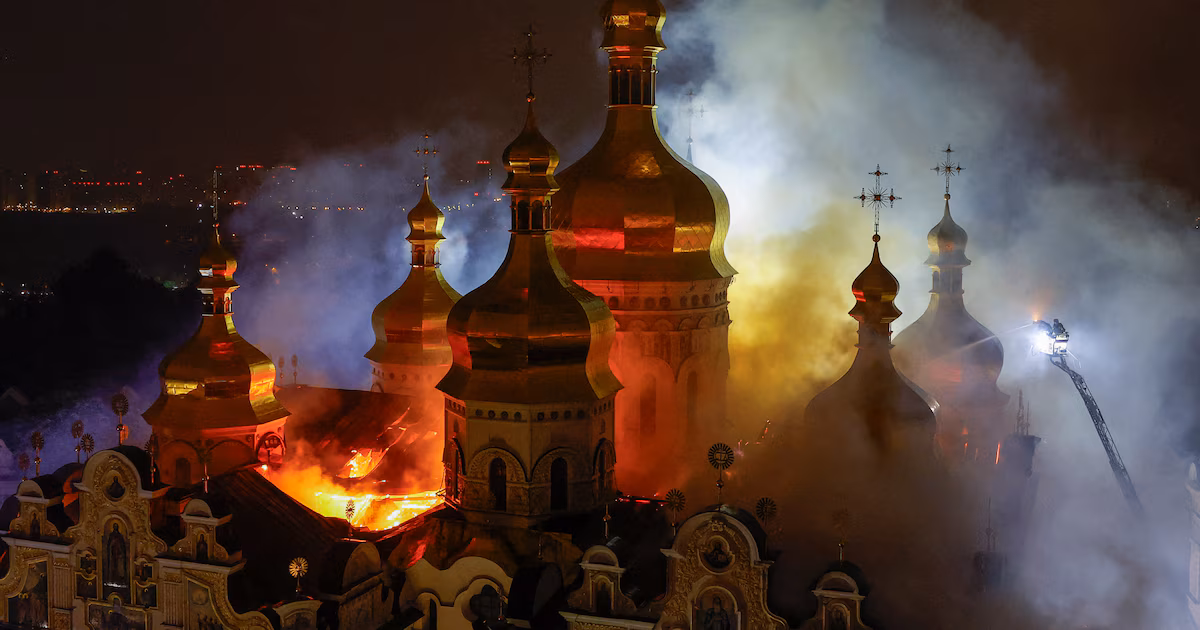 Rusia lanzó un ataque masivo contra Ucrania e incendió la histórica Catedral de la Dormición en Kiev: al menos 9 muertosEl complejo monástico de Kyiv-Pechersk Lavra, considerado uno de los principales centros espirituales del cristianismo ortodoxo en Ucrania, sufrió daños significativos y un incendio de gran magnitud como consecuencia de los ataques, según informó el jefe de la Administración Militar, Tymur Tkachenko. El funcionario acusó a Moscú de atacar deliberadamente “el corazón de uno de los mayores santuarios cristianos”