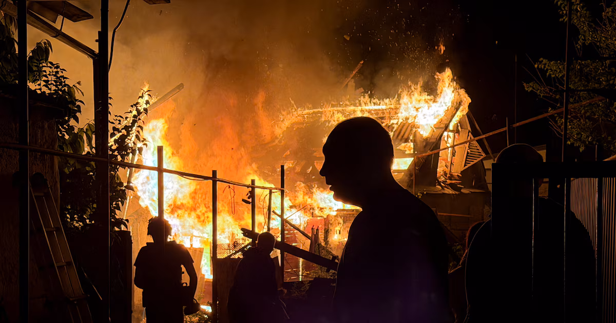 Rusia lanzó un nuevo ataque con misiles y drones contra varias regiones de Ucrania: al menos tres muertosLos bombardeos también dejaron víctimas en las ciudades ucranianas de Zaporizhzhia y Odessa. Además, un ataque ruso con drones incendió un buque mercante que navegaba bajo bandera panameña en el mar Negro, según informó el viceprimer ministro ucraniano, Oleksi Kuleba