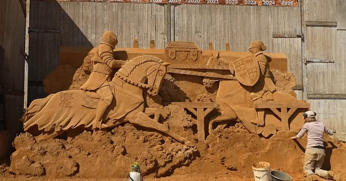 Dragones y reyes surgen de la arena, el festival medieval de Dinamarca que fascina al públicoEscultores internacionales recrean escenas épicas y relatos locales en la edición número 15 del evento, que espera superar los 60.000 asistentes antes de su cierre previsto para octubre