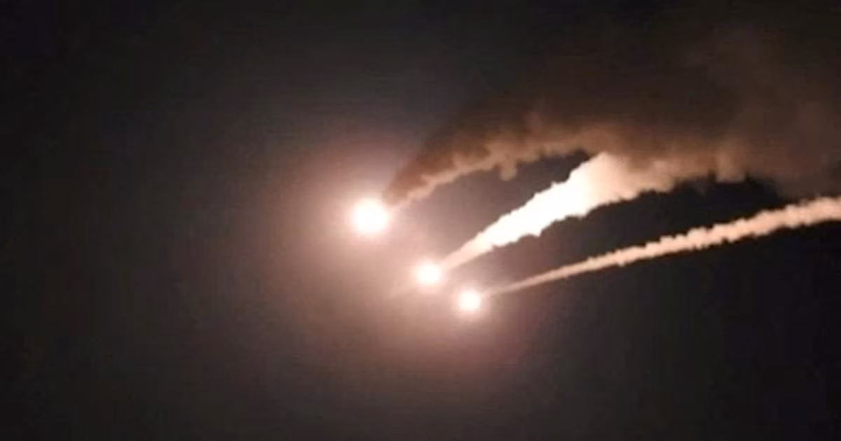 El régimen de Irán atacó a Kuwait y Bahréin con misiles tras los bombardeos de EEUU a 10 objetivos militares iraníesLa Guardia Revolucionaria de la República Islámica sostuvo que las hostilidades de Estados Unidos contra Sirik “no socavarán nuestro control sobre el estrecho” de Ormuz y amenazaron: “En cuanto a las bases estadounidenses en la región, ese es otro asunto. Se enfrentarán a un infierno en los próximos días”