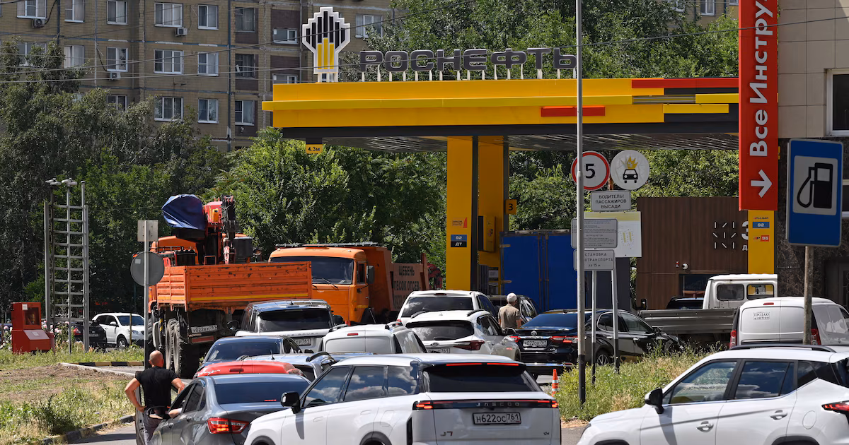 Rusia se queda sin combustible y Putin no logra esconder la crisis: “Hay colas por todos lados”La ofensiva ucraniana con drones contra refinerías generó escasez en las gasolineras de todo el país. El presidente ruso admite el problema pero insiste en no ceder