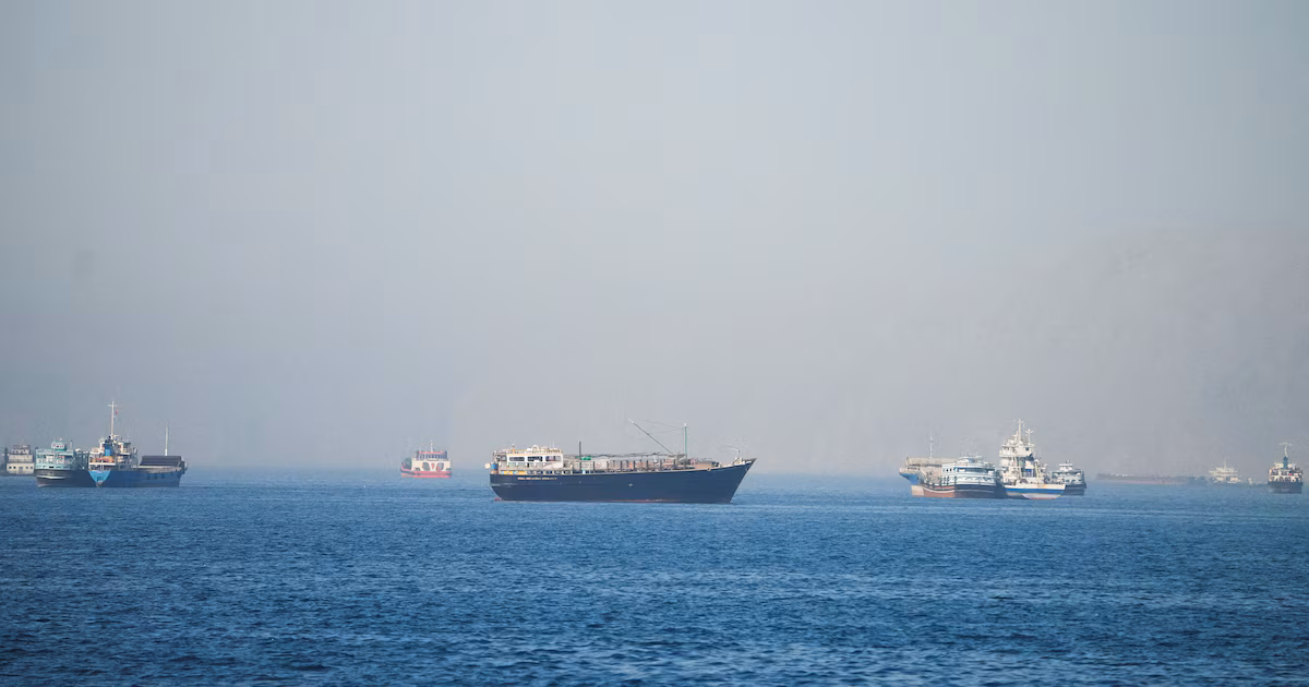 Irán insiste en querer controlar el tráfico marítimo en el estrecho de Ormuz tras el choque de un barco cerca de OmánLos precios del petróleo cayeron más de un 3% el viernes, camino de fuertes pérdidas semanales a pesar de las interpretaciones contradictorias del acuerdo interino de la semana pasada entre Irán y Estados Unidos