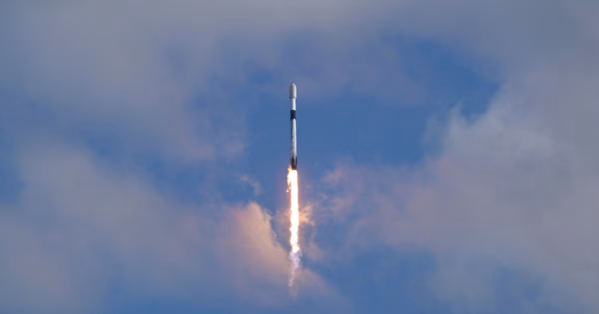 La salida a bolsa de SpaceX y el nuevo umbral de financiación que impone la carrera por la inteligencia artificialLa operación, precedida por la ampliación de capital de Alphabet por 85.000 millones de dólares, recurre a la entrada masiva de particulares y a grandes bancos para sostener inversiones que ya desbordan a Wall Street
