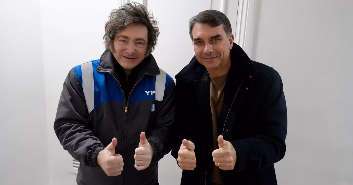 Milei recibió a Flavio Bolsonaro en Olivos y canceló su participación en la Cumbre del Mercosur