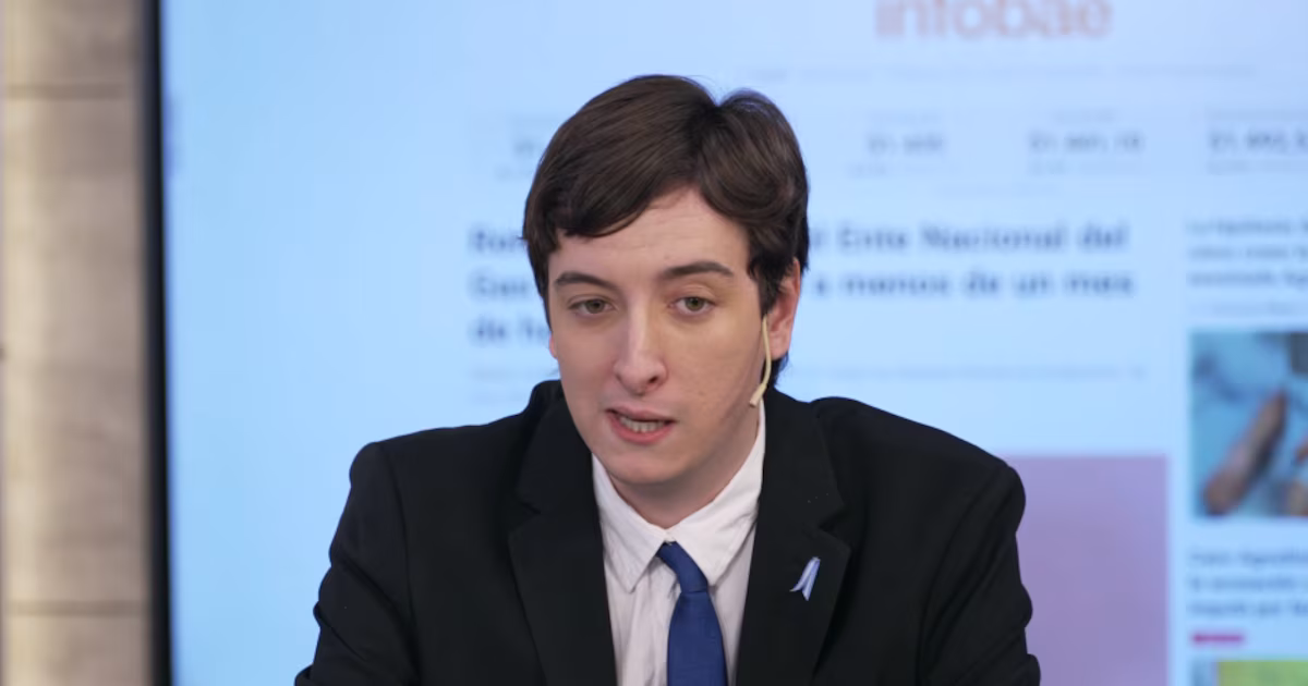 Es abogado, tiene 23 años y su parecido con Néstor Kirchner lo volvió viral