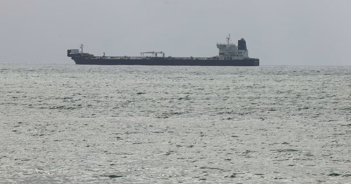 Estados Unidos suspendió temporalmente las sanciones al petróleo de Irán y el precio del crudo vuelve a caerEl Departamento del Tesoro autorizó las operaciones con hidrocarburos iraníes hasta el 21 de agosto como parte de un avance diplomático logrado en Suiza, lo que provocó un desplome en el mercado de hidrocarburos
