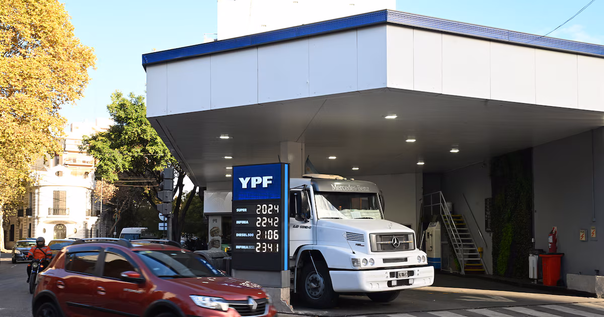 El precio internacional del petróleo bajó casi 10%, ¿bajará el precio de la nafta en la Argentina?