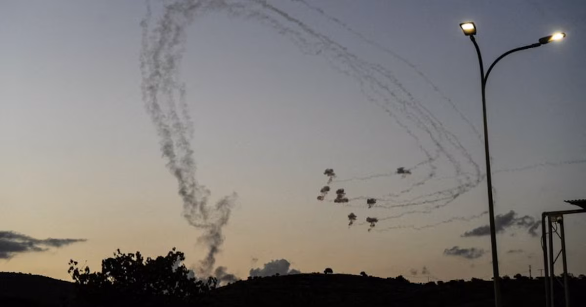El ejército israelí denunció que Hezbollah lanzó más de 50 proyectiles a sus fuerzas en el sur de Líbano pese al alto al fuegoLas Fuerzas de Defensa dijeron que, como respuesta, atacaron infraestructura del grupo terrorista