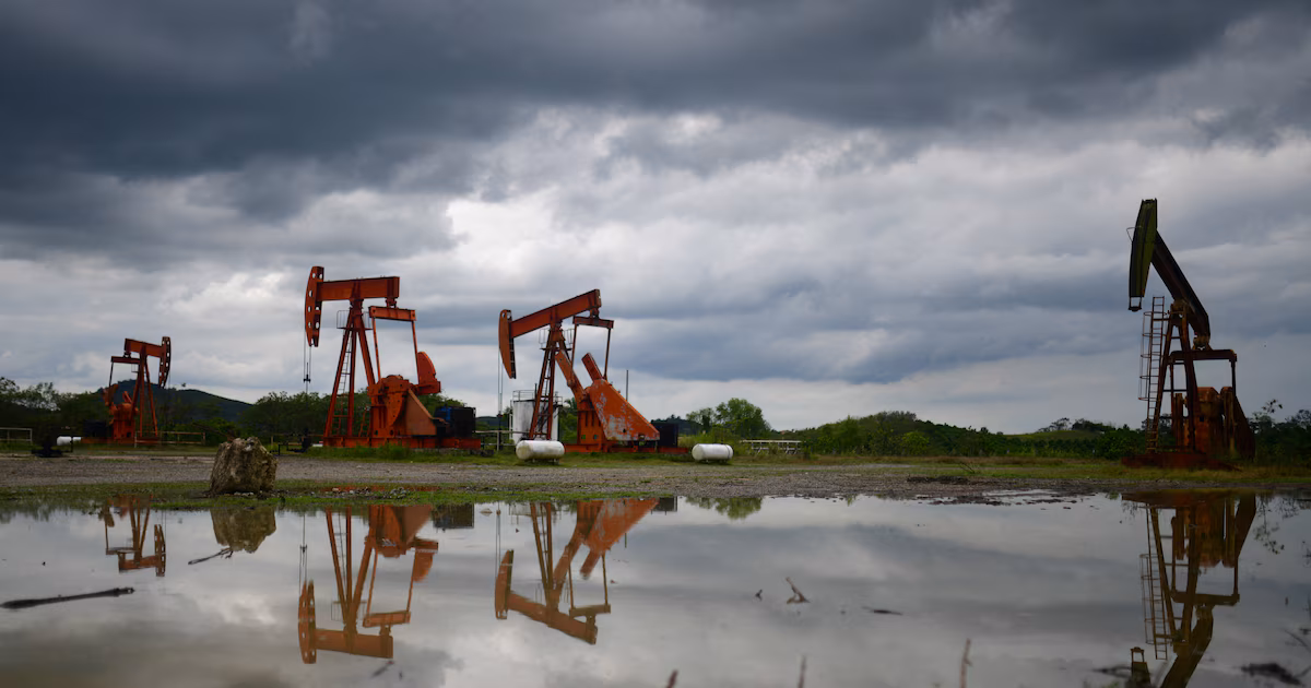 El petróleo volvió a caer: cedió un 3,3% y cerró debajo de USD 78 tras las señales de distensión entre Estados Unidos e IránLa cotización llegó a tocar 82,3 dólares por las advertencias de Donald Trump y el anuncio iraní sobre Ormuz, pero el avance de contactos en Suiza revirtió el impulso inicial