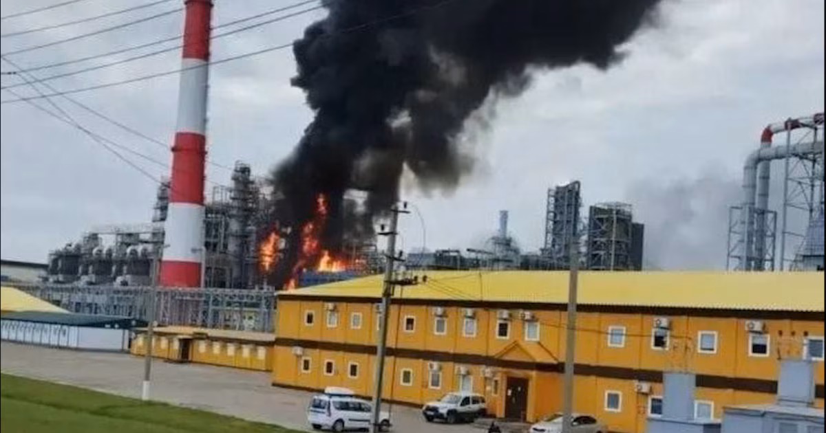 Ucrania atacó dos refinerías rusas en Tatarstán y una planta química en la región de SamaraEl Estado Mayor comunicó que las operaciones generaron incendios en las tres instalaciones. También se reportaron ataques contra puntos de observación y mando en la región rusa de Kursk