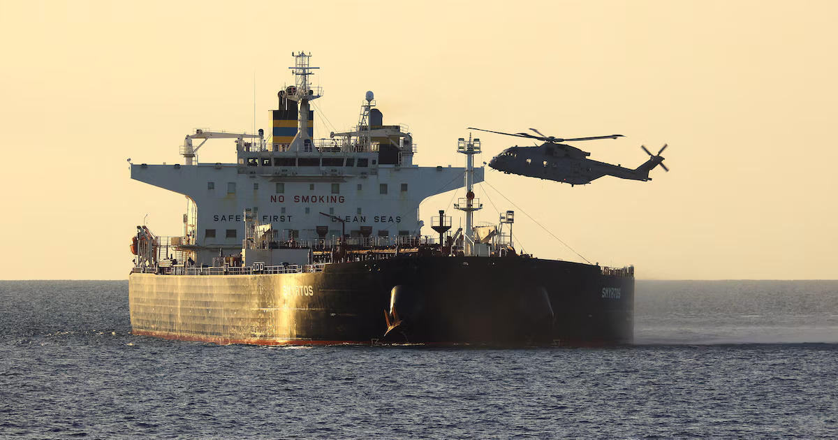 El Reino Unido interceptó en el Canal de la Mancha un petrolero sancionado vinculado a la flota fantasma rusaComandos de los Royal Marines y agentes de la Agencia Nacional contra el Crimen abordaron el SMYRTOS, buque sancionado utilizado por Moscú para evadir restricciones impuestas tras la invasión a Ucrania. Starmer calificó la acción de “exitoso nuevo golpe a Rusia” y Zelensky pidió a Europa avanzar hacia la confiscación del crudo transportado