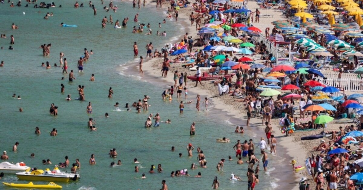 Una ciudad italiana limita el uso de sombrillas a bañistas de entre 10 y 65 años en una polémica medida: las razonesLa restricción se implementó tras un incendio forestal en 2023 que, por el exceso de estructuras de sombra, dificultó la evacuación de los visitantes. El acceso ya estaba limitado a 150 personas y 70 vehículos por día, con entrada arancelada de 10 euros por persona