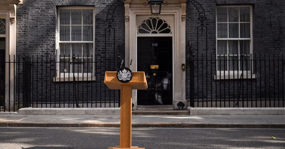 La puerta giratoria de Downing Street: el Reino Unido se encamina a su séptimo primer ministro en una décadaLa salida de Keir Starmer profundiza una etapa marcada por crisis internas, derrotas electorales y cambios constantes en el liderazgo político británico.
Desde el referéndum del Brexit, ningún jefe de Gobierno logró consolidarse plenamente en el poder