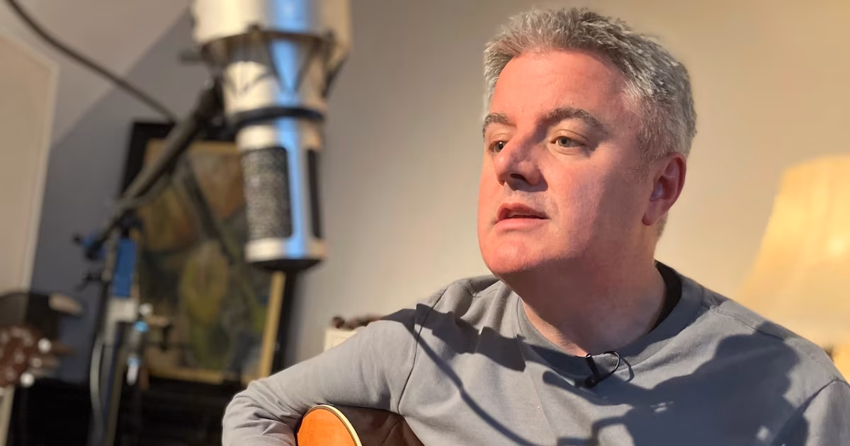 La IA le permitió a un músico británico con Parkinson completar su álbum tras perder la destreza en la guitarra