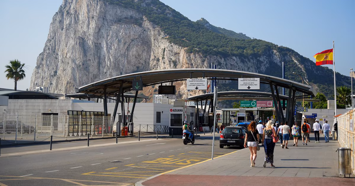 La UE y el Reino Unido firmarán en julio el acuerdo sobre Gibraltar que permitirá el derribo de la frontera terrestre con EspañaEl tratado, que supera las 1.000 páginas, habilitará la eliminación de La Verja y trasladará los controles fronterizos al aeropuerto del Peñón