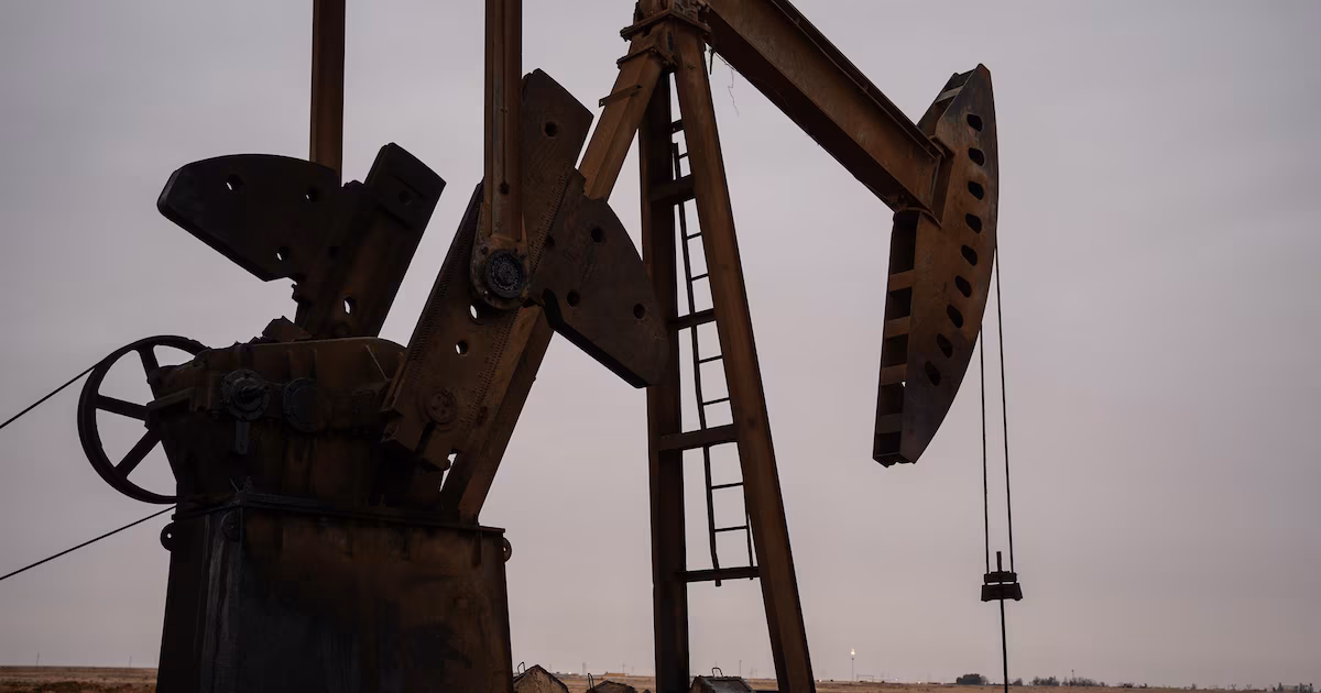 El petróleo bajó de los 80 dólares mientras los mercados esperan detalles del pacto entre Estados Unidos e IránLas cotizaciones internacionales se estabilizaban tras una caída superior al 5% el martes, con el Brent en 79,05 dólares y expectativas sobre la reapertura del Estrecho de Ormuz, clave para el transporte energético
