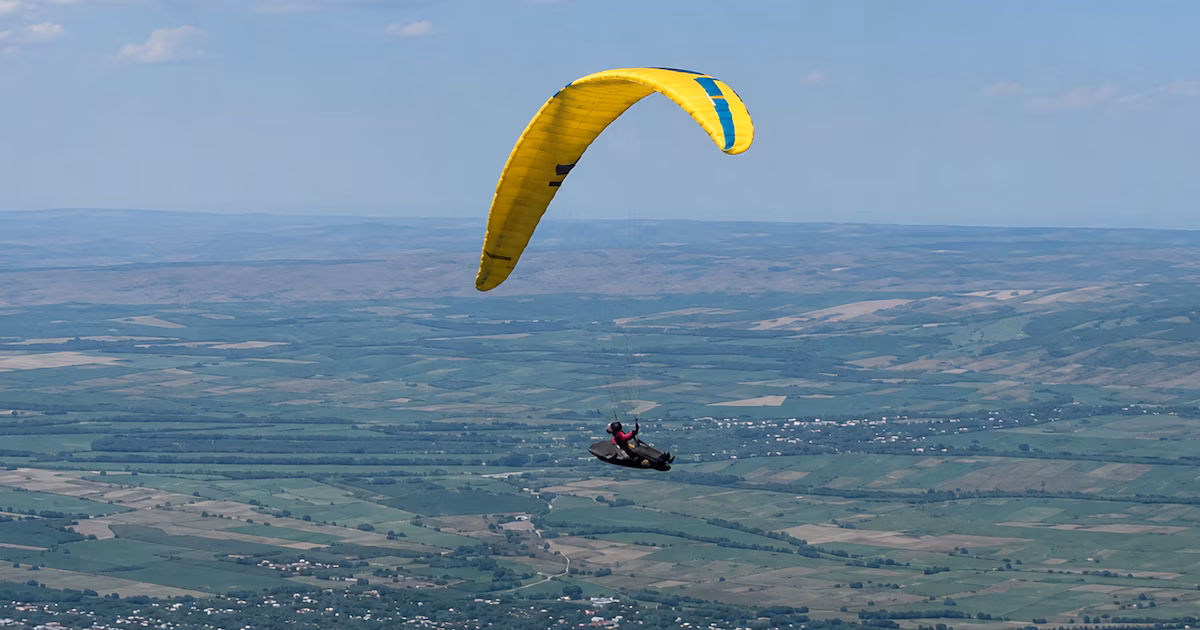 Kazajistán escenario de la primera Copa del Mundo de parapente en Asia CentralEl certamen reúne a un centenar y medio de pilotos de distintos continentes, posicionando a la región kazaja de Zhetysu como un nuevo punto de referencia en el calendario internacional del deporte aéreo
