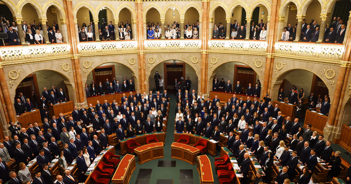 El parlamento húngaro aprueba una reforma que limita a ocho años el mandato del primer ministroLa enmienda, respaldada por 135 votos, fija el cómputo desde 1990 e incluye los periodos discontinuos, lo que deja fuera de una futura candidatura al ex jefe de gobierno Viktor Orbán, según el texto