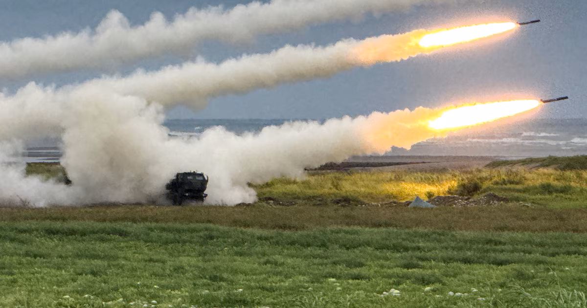 El ejército de Taiwán simula un desembarco chino con fuego real en TaichungLa maniobra en la desembocadura del río Dajia buscó medir la capacidad conjunta para frenar a una fuerza invasora, con 372 disparos desde ocho puntos a lo largo de un frente de 20 kilómetros