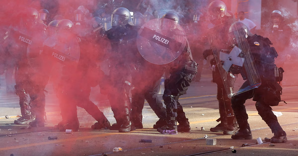 Tensión en Ginebra: protestas contra el G7 terminaron con disturbios, vandalismo y enfrentamientos con la policíaLas autoridades desplegaron un amplio operativo de seguridad antes de la llegada de los líderes mundiales que participarán en la cumbre que comienza este lunes en la vecina ciudad francesa de Évian