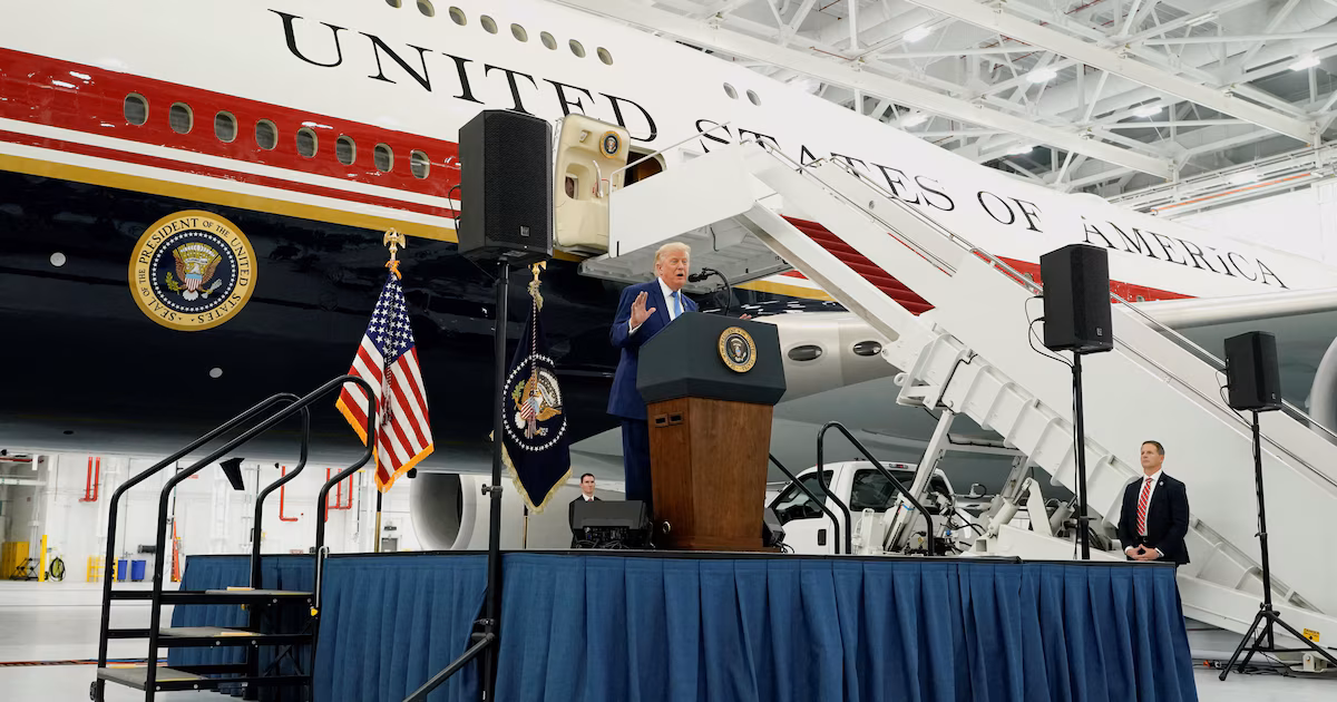 Trump presentó el avión reacondicionado que será el nuevo Air Force OneLa aeronave, identificada por la Fuerza Aérea como VC-25B Bridge, iniciará vuelos de prueba tras una modernización en Estados Unidos y operará como solución temporal mientras llega la nueva flota prevista para 2028