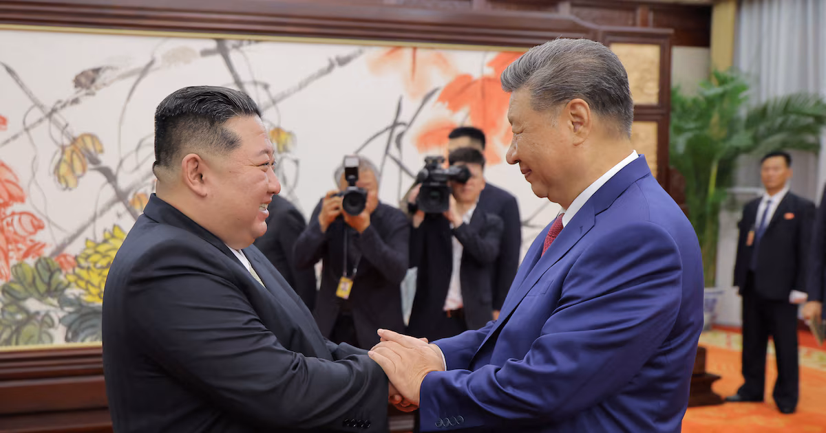 Xi Jinping llega a Pyongyang para reunirse con el dictador norcoreano Kim Jong UnLa visita del líder del régimen chino se produce en un momento de renovada actividad diplomática de Beijing y marca un nuevo acercamiento entre dos países que mantienen una histórica alianza política y estratégica, aunque con etapas de distanciamiento en los últimos años