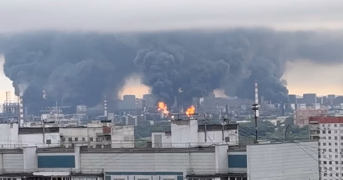 Ucrania volvió a bombardear la refinería de petróleo de Moscú, clave para el suministro de combustible en RusiaLa planta, ubicada a unos 15 kilómetros del Kremlin, abastece aproximadamente el 40% de la gasolina y el 50% del diésel de la región, además de proveer combustible de aviación utilizado con fines militares