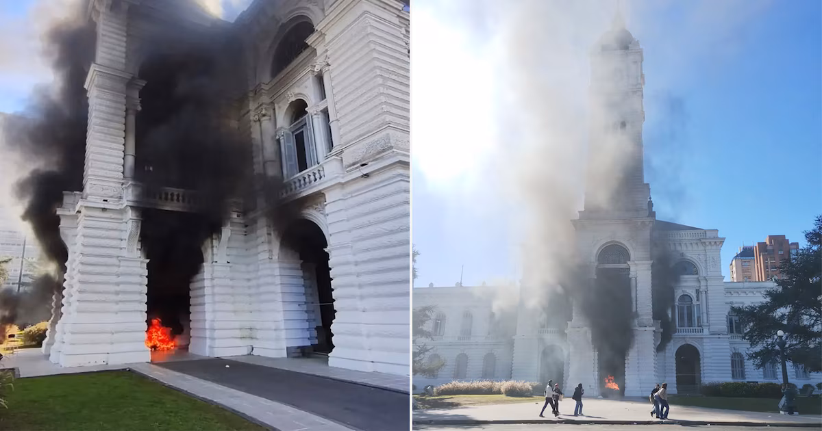 Cooperativistas prendieron fuego la entrada de la municipalidad de La Plata y rompieron vidrios