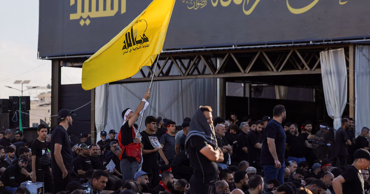 El grupo terrorista Hezbollah rechazó el acuerdo firmado por Estados Unidos, Israel y LíbanoNaim Qassem, jefe del grupo extremista, acusó al gobierno libanés de cometer “un grave error”. El pacto contempla el desarme de la organización extremista