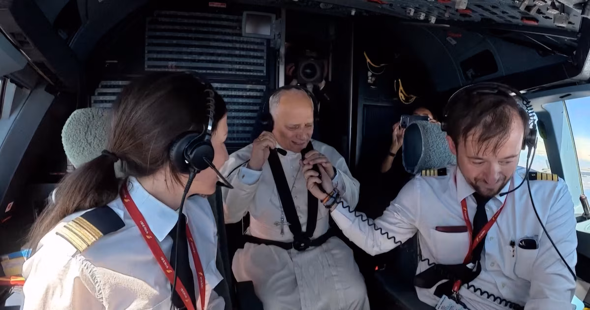 El momento en que el papa León XIV saludó desde el aire a los pilotos que escoltaban su avión rumbo a BarcelonaEl pontífice viajó en un Airbus A320 de Iberia desde Madrid, fue invitado a la cabina poco después del despegue y conversó con los aviadores militares durante la maniobra captada en video