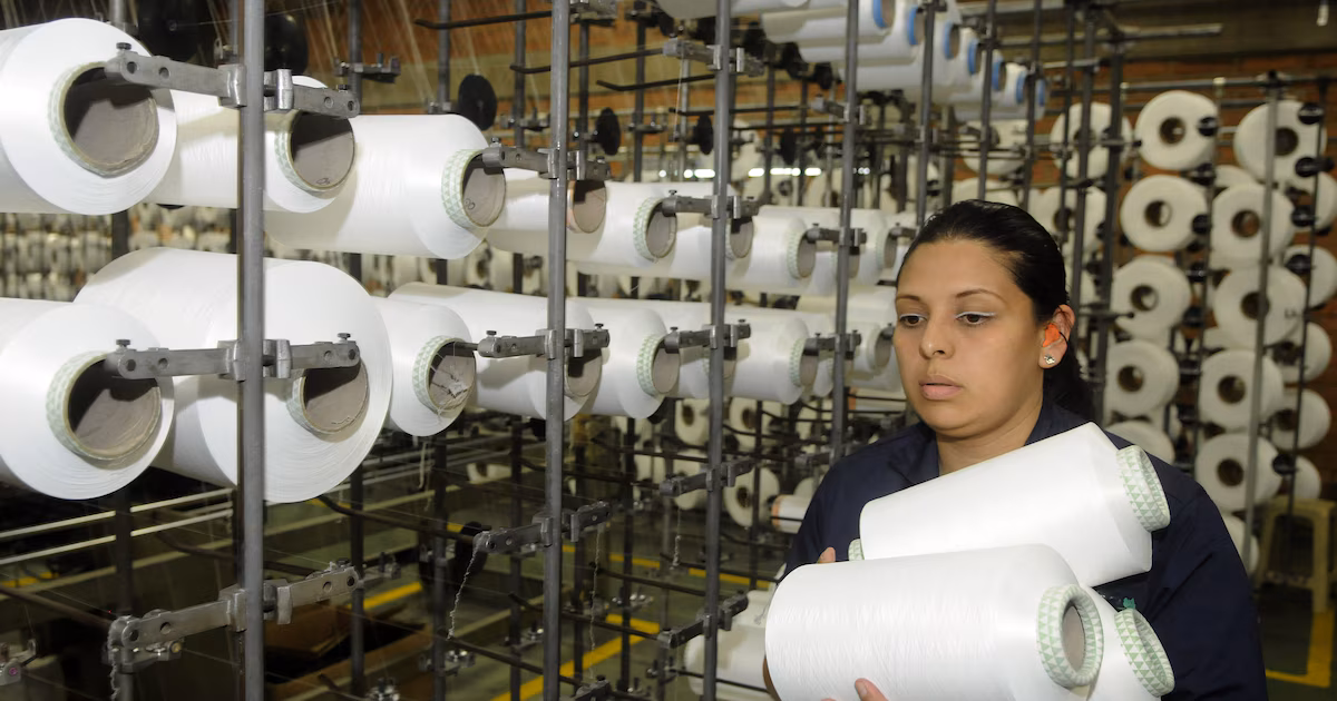 Cae la natalidad, pero el empleo que gana la mujer sigue siendo de baja calidad, según un informe privado