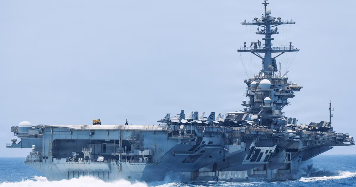 Estados Unidos mantiene dos portaaviones en el golfo Pérsico mientras negocia con Irán el acuerdo nuclear definitivoWashington despliega músculo militar en Oriente Próximo como palanca de presión, al tiempo que las partes articulan la arquitectura diplomática que deberá sellar en 60 días el fin de la guerra y el futuro del programa atómico iraní