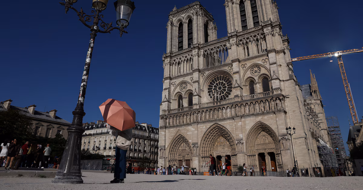 El corazón de París suma una librería flotante a los pies de Notre Dame, con noches de música y libros sin costoLa barcaza Nanna, instalada en el Quai de Montebello, invita a disfrutar de más de 5.000 ejemplares y actividades culturales abiertas al público, en medio de la crisis de las librerías francesas