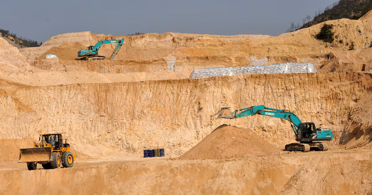 Tensión entre China y Japón: Beijing usa los minerales críticos como arma de presión contra TokioLa primera ministra Sanae Takaichi enfrenta una campaña de coerción económica sin precedentes desde Beijing, que ha cortado el suministro de tungsteno, tierras raras y magnetos estratégicos para forzar una retractación sobre Taiwán que Tokio se niega a dar