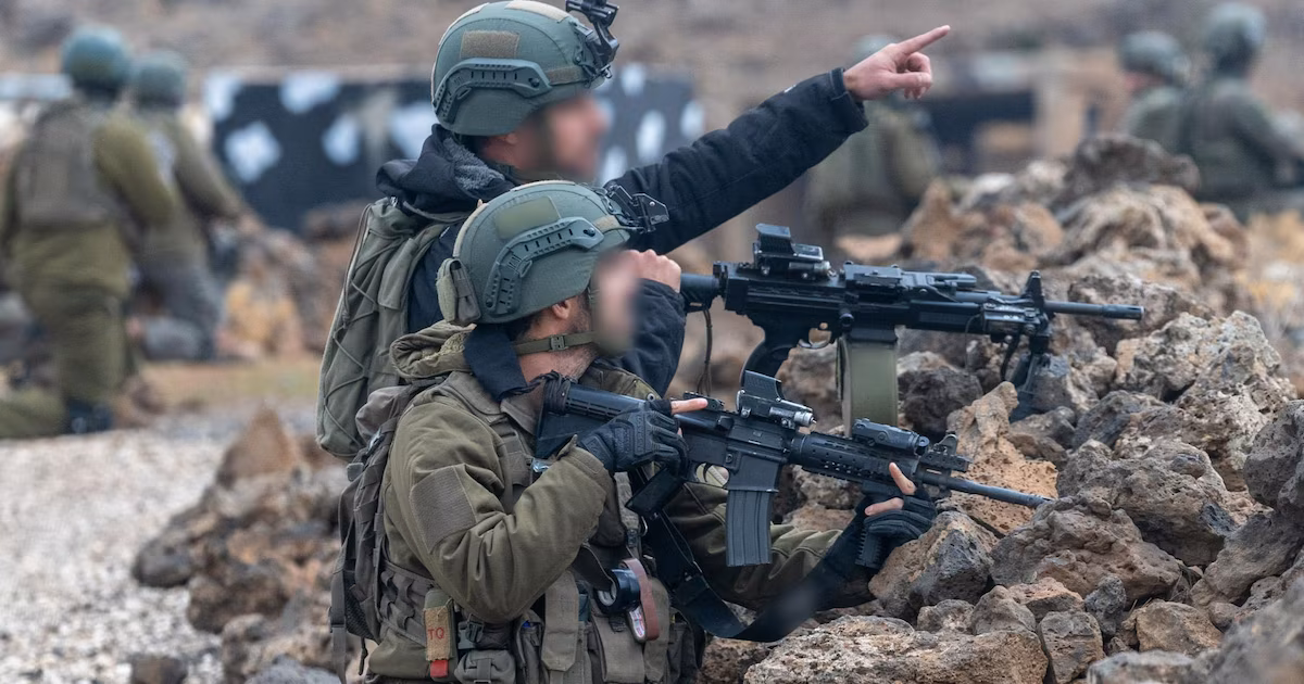 Las FDI abatieron a más de 35 terroristas de Hezbollah que operaban cerca de posiciones israelíes en el sur de LíbanoDurante la última semana, el Ejército israelí comunicó que los soldados de la Brigada 769 allanaron un depósito de armas en la región anteriormente controlada por el grupo terrorista y localizaron armas tipo Kalashnikov, lanzagranadas RPG y cohetes