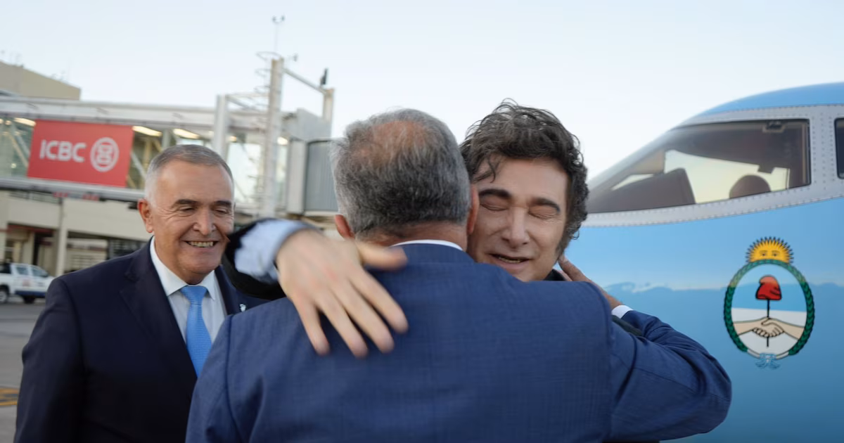 Milei vuelve al interior: dos actos patrios en Rosario y Tucumán en medio del ruido político